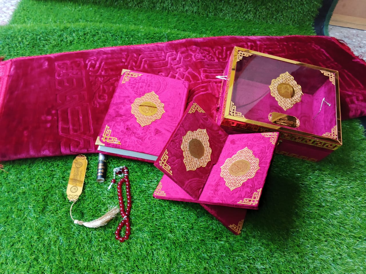 Luxury Velvet Quran Gift Set – Maroon & Gold with Prayer Mat, Tasbeeh, and Tajweed Quran